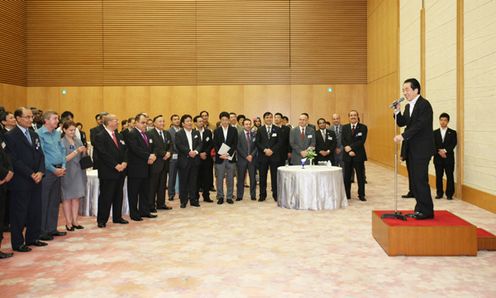 Photograph of the Prime Minister delivering an address to the Islamic diplomatic corps in Japan 2