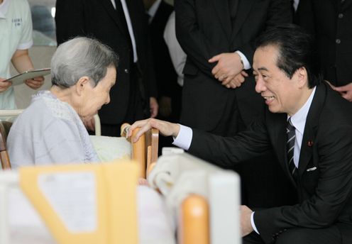 Photograph of the Prime Minister visiting a nursing home for atomic bomb survivors, Kandayama Yasuragi-en 1