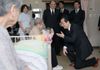 Photograph of the Prime Minister visiting a nursing home for atomic bomb survivors, Kandayama Yasuragi-en 2