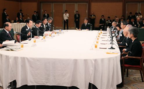 Photograph of the Prime Minister delivering an address at the Meeting to Listen to Requests by Representatives of Atomic Bomb Victims 2