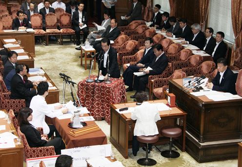 Photograph of the Prime Minister answering questions at the meeting of the House of Representatives Committee on Audit and Oversight of Administration 2