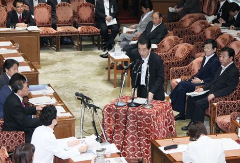Photograph of the Prime Minister answering questions at the meeting of the House of Representatives Committee on Audit and Oversight of Administration 3