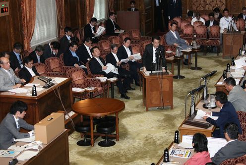 Photograph of the Prime Minister answering questions at the meeting of the Budget Committee of the House of Councillors 3