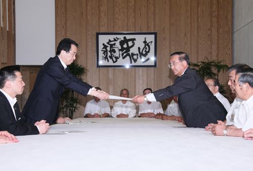 Photograph of the Prime Minister receiving a letter of request from the representative of JA Fukushima