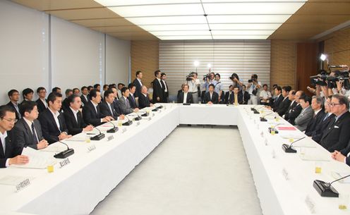 Photograph of the Prime Minister delivering an address at the joint meeting of the three headquarters 2