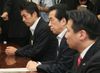 Photograph of the Prime Minister with a grave expression while exchanging views with the Governor of Fukushima Prefecture