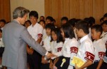 Budding Reporters from Okinawa Pay Courtesy Call on Prime Minister