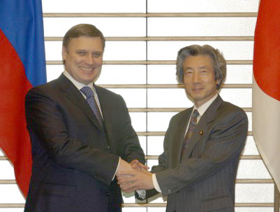 Prime Minister Koizumi Meets with Prime Minister Kasyanov of Russian Federation 