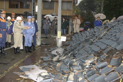 Prime Minister Koizumi Visits the Disaster Site of Nigata Prefecture Chuetsu (Central Niigata Prefecture) Earthquake 