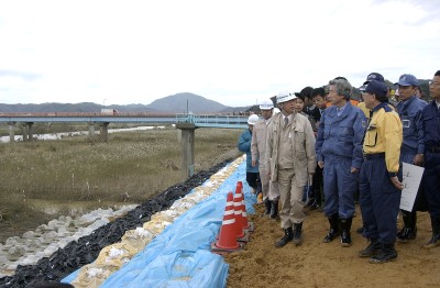 Prime Minister Koizumi Visits Disaster Site of Typhoon No. 23