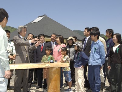 Prime Minister Observes Activities of the Green Employment Program in Wakayama Prefecture 