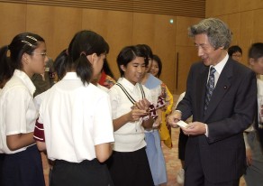 Budding Reporters from Okinawa Pay Courtesy Call on the Prime Minister 