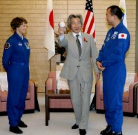 Photograph of Prime Minister talking with Mission Commander Collins and Mr. Soichi Noguchi