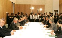 Photograph of Prime Minister meeting with the Japanese and German attendees of the Japan-Germany Forum