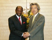 Photograph of Prime Minister Koizumi shaking hands with Prime Minister Douglas