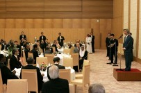 Photograph of Prime Minister Koizumi greeting the representatives of the Islamic Diplomatic Corps