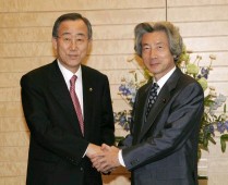 Photograph of Prime Minister Koizumi shaking hands with Minister of Foreign Affairs and Trade Ban Ki-Moon of the ROK