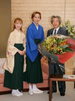 Photograph of Prime Minister Koizumi taking a commemorative photograph