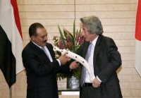 Photograph of Prime Minister Koizumi being presented with a saber by President Saleh
