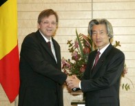 Photograph of Prime Minister Koizumi shaking hands with Prime Minister Verhofstadt