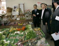 Photograph of Prime Minister touring a farmers market