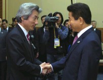 Photograph of Prime Minister Koizumi and President Roh