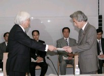 Photograph of Prime Minister Koizumi receiving a report from Chair Yoshikawa
