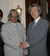 Prime Minister Koizumi and President Kalam Shake Hands