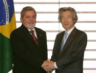 Photograph of Prime Minister Koizumi and President Lula shaking hands