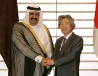 Photograph of Prime Minister Koizumi and Amir Hamad shaking hands
