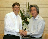 Photograph of Prime Minister Koizumi and Mr. Gates shaking hands