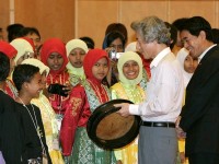 Photograph of Prime Minister with the drum used in the ethnic dance in his hand