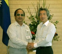 Photograph of Prime Minister Koizumi and President Scotty shaking hands