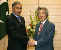 Photograph of Prime Minister Koizumi and Prime Minister Aziz shaking hands