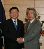 Photograph of Prime Minister Koizumi shaking hands with Prime Minister Thaksin