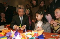 Photograph of the Prime Minister folding a paper crane at the Origami class given at the Turkish-Japanese Foundation Culture Center