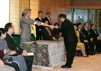 Photograph of the Prime Minister awarding the Prime Minister's commendation at the Commendations for Contributors to the Promotion of a Barrier-free Environment