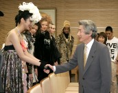 Photograph of Prime Minister Koizumi shaking hands with fashion models