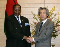 Photograph of Prime Minister Koizumi shaking hands with President Mutharika