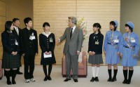 Photograph of Prime Minister Koizumi shaking hands with Young Civic Ambassadors