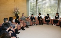 Photograph of Prime Minister talking with primary school students working on global warming issues