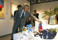 Photograph of Prime Minister reaching his hand for the creative furoshiki