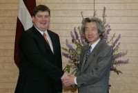 Photograph of Prime Minister Koizumi shaking hands with Prime Minister Kalvitis