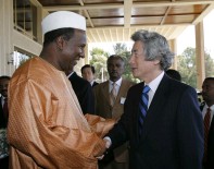 Photograph of Prime Minister Koizumi shaking hands with Chairperson of the Commission of the African Union (AU) Konare