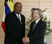 Photograph of Prime Minister Koizumi shaking hands with Prime Minister Spencer