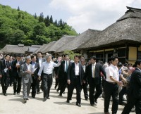 Photograph of Prime Minister striding along the Oouchishuku