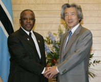Photograph of Prime Minister Koizumi shaking hands with President Mogae