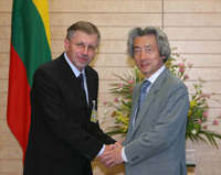 Photograph of the two leaders shaking hands