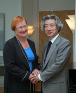 Photograph of Prime Minister Koizumi paying a courtesy call on President Halonen