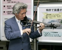 Photograph of Prime Minister experiencing the acoustic-related technologies